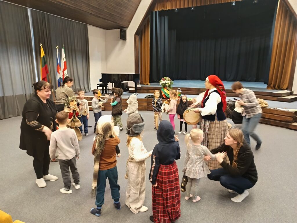 Žaidinimų rytmetis „Krepštu krepštu katinėlį“: mažyliai Užgavėnėms pasiruošę!