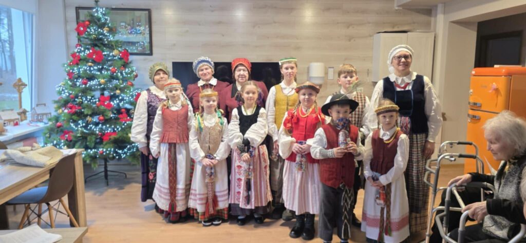 Folkloro ansambliai aplankė senelių namus