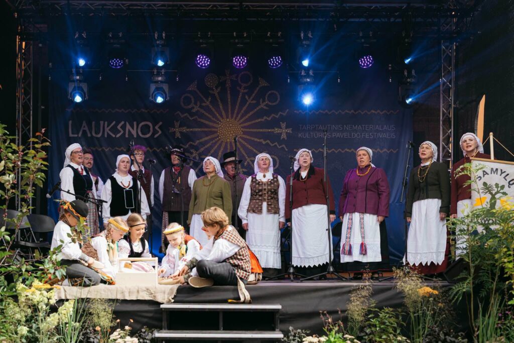 folkloro ansambliai „Samylų senoliai“ ir „Kubuldynas“ įsiliejo į Tarptautinį nematerialaus kultūros paveldo festivalį „Lauksnos“