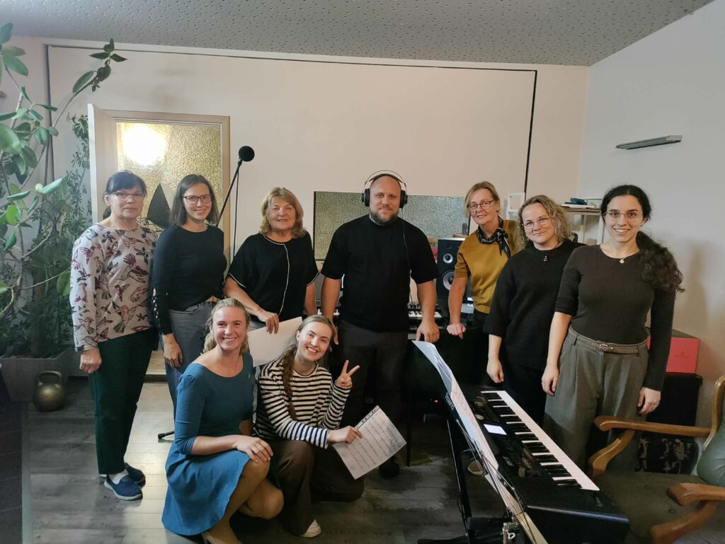 Taurakiemio vokalinis ansamblis „Dobilė“ jungiasi prie spektaklio-kelionės garsinių kūrybinių laboratorijų